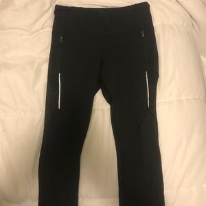 Lulu lemon black crop size 8 zip pocket